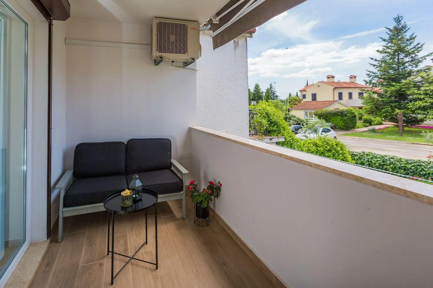 Exquisites Apartment Mit Eigener Galerie, Babybett, Waschmaschine Und Nur 700 Meter Zum Strand Porec Croatia