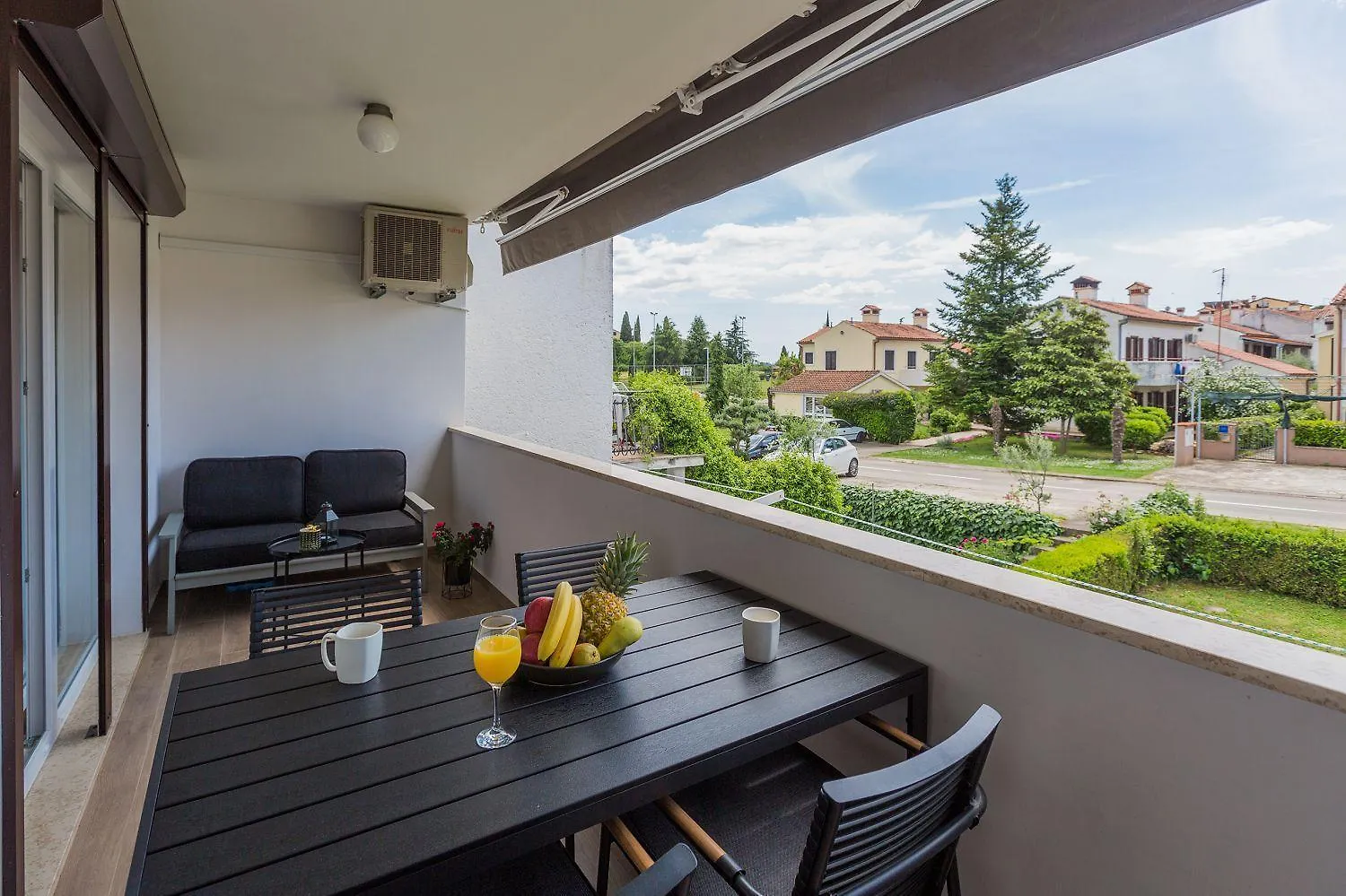 Exquisites Apartment Mit Eigener Galerie, Babybett, Waschmaschine Und Nur 700 Meter Zum Strand Porec