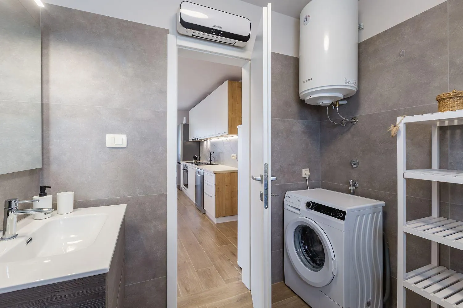 Exquisites Apartment Mit Eigener Galerie, Babybett, Waschmaschine Und Nur 700 Meter Zum Strand Porec