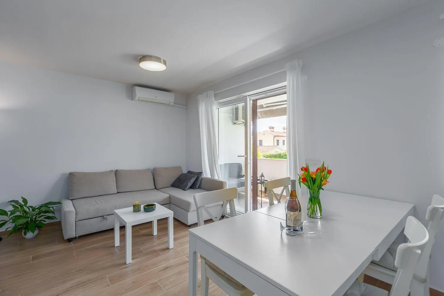 Exquisites Apartment Mit Eigener Galerie, Babybett, Waschmaschine Und Nur 700 Meter Zum Strand Porec